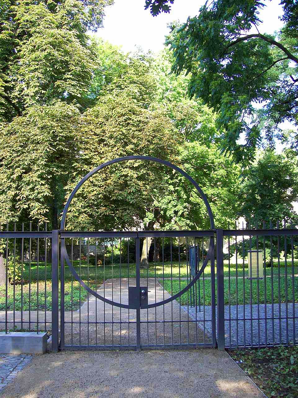 Große Hamburger Straße: Old Jewish Cemetery & the Missing House